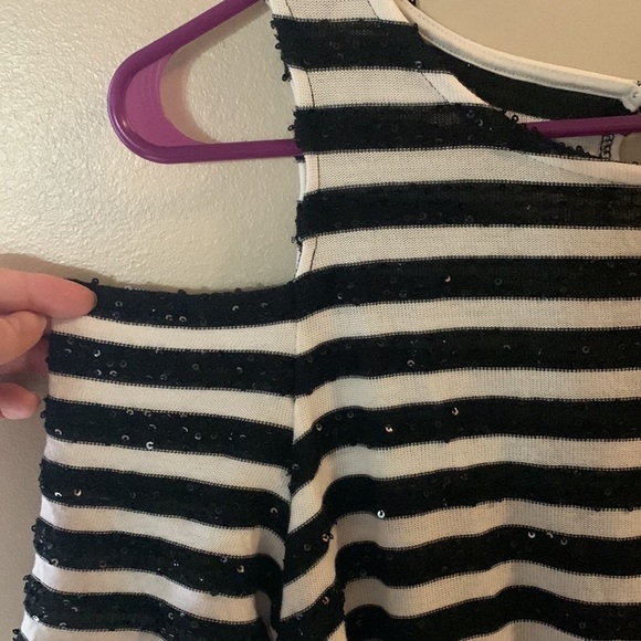 Chicos Cold‎ Shoulder Sequined Top | 1 - Picture 4 of 5